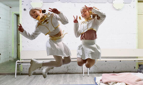 שיעור בשמחה | עיריית גבעתיים קיימה אירועי פורים במקלטים. שתי תלמידות בית ספר גורדון שמחו עד השמיים, או לפחות עד תקרת המקלט (שאול גולן) שיעור בשמחה | עיריית גבעתיים קיימה אירועי פורים במקלטים. שתי תלמידות בית ספר גורדון שמחו עד השמיים, או לפחות עד תקרת המקלט