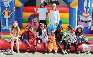 מחופשים על מתנפחים | ילדי הבניין ברחוב משעול השוהם 6 בחולון קיבלו צ'ופר מאחד הדיירים, שפתח עבורם מתנפח. הם מיהרו להתייצב, מחופשים כמובן