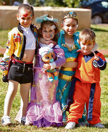 קטנטנים, גרסת אשדוד | ארבעת הזאטוטים מהעיר הדרומית צולמו סמוך למקלט כשהם מציינים את החג בין הטילים (גדי קבלו) קטנטנים, גרסת אשדוד | ארבעת הזאטוטים מהעיר הדרומית צולמו סמוך למקלט כשהם מציינים את החג בין הטילים