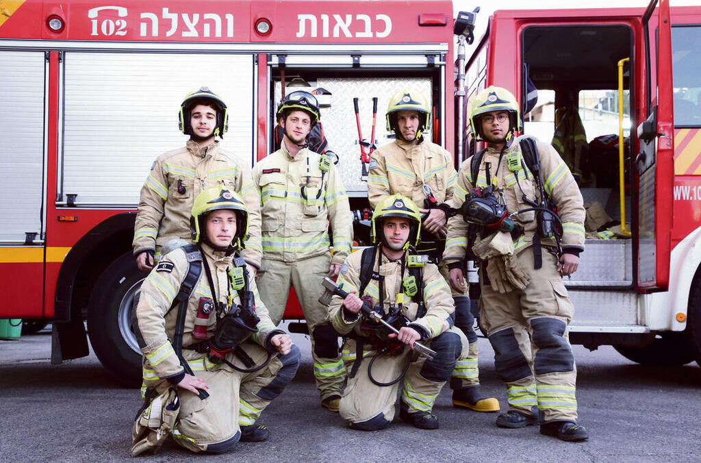 "לוקח שנייה־שתיים להתעשת מהמראות, ומתחילים לחתור לתוך הבניינים". צוות תחנת כיבוי רמת גן (ריאן פרויס) "לוקח שנייה־שתיים להתעשת מהמראות, ומתחילים לחתור לתוך הבניינים". צוות תחנת כיבוי רמת גן