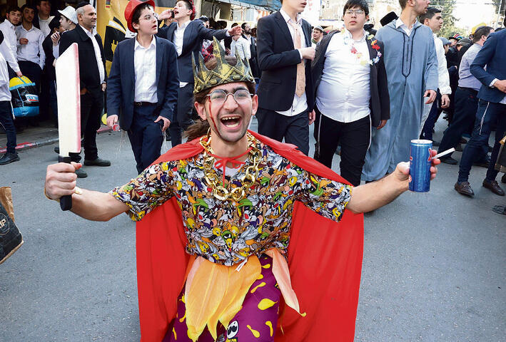ובני ברק צהלה ושמחה | מלכים, רופאים, כבאים והרבה מלכות אסתר. רחובות העיר התמלאו באלפי מחופשים (שאול גולן) ובני ברק צהלה ושמחה | מלכים, רופאים, כבאים והרבה מלכות אסתר. רחובות העיר התמלאו באלפי מחופשים