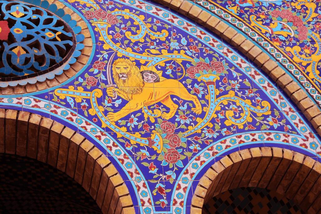 סמל האריה ב-Golestan Palace (צילום: Venus S, shutterstock) סמל האריה ב-Golestan Palace