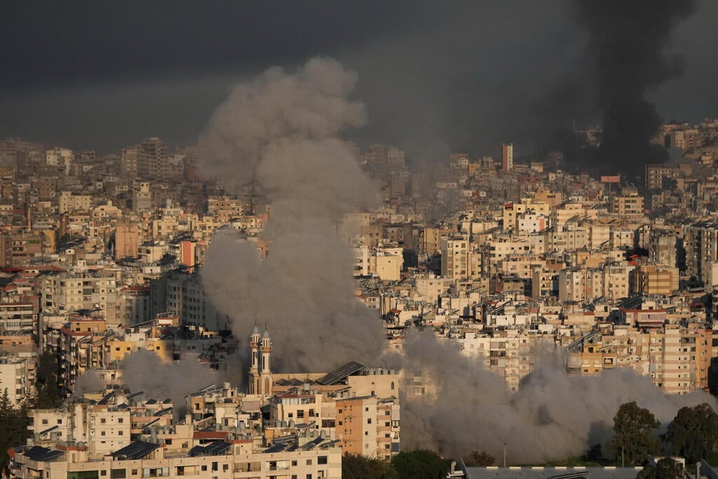 תקיפות חיל האוויר בדאחיה (צילום: Hussein Malla/AP) תקיפות חיל האוויר בדאחיה