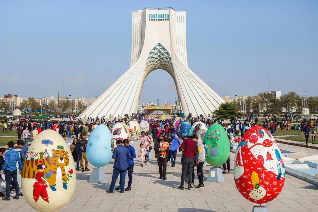 Azadi Tower שער הכניסה לטהרן, נבנה לפני המהכפה האסלאמית ושרד. בינתיים (צילום: Poliorketes, shutterstock) Azadi Tower שער הכניסה לטהרן