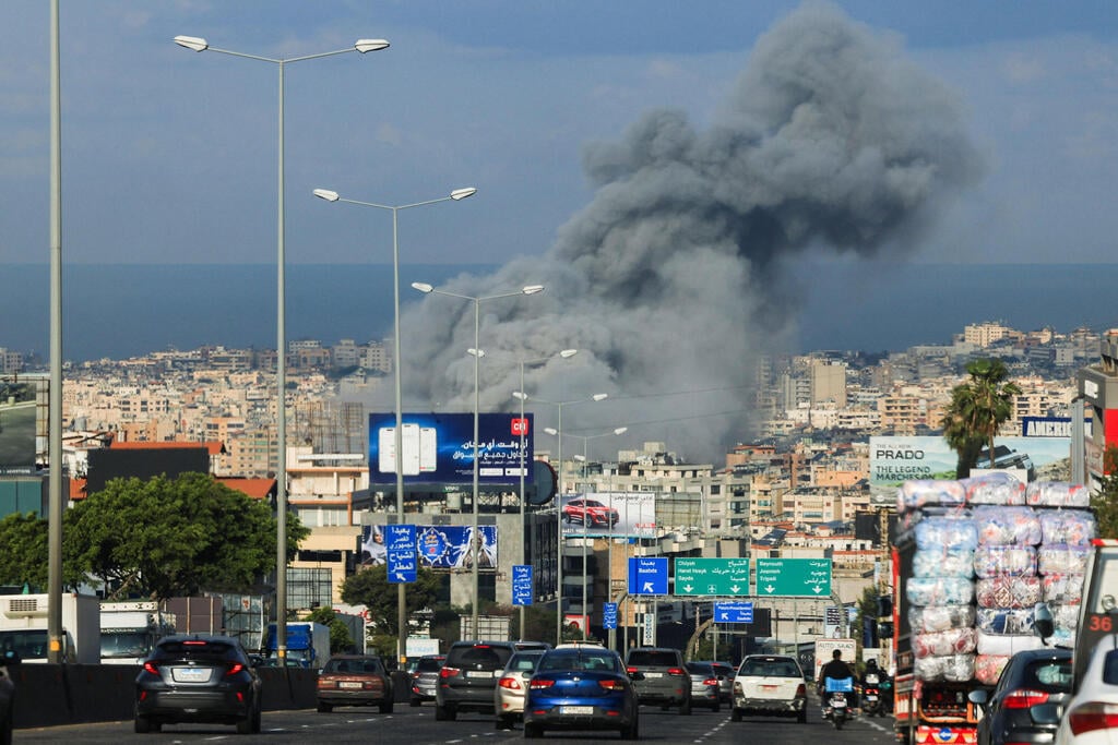 עשן בדרום ביירות (צילום: REUTERS/Mohamed Azakir) עשן בדרום ביירות