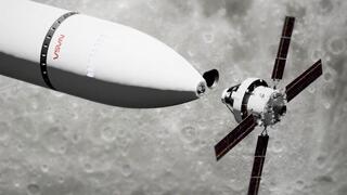 חללית אוריון (מימין) חוברת לנחתת הירח סטארשיפ במסלול סביב הירח