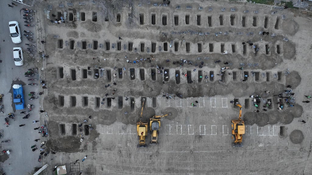 הקברים כתוצאה מהתקרית (צילום: Iranian Foreign Media Department/WANA (West Asia News Agency)/Handout via REUTERS) בית הספר באיראן
