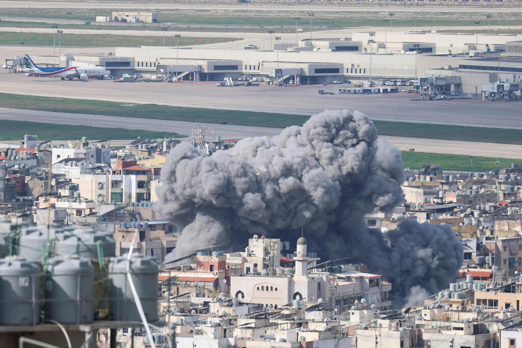 הפגיעה (צילום: REUTERS/Claudia Greco) תיעוד התקיפות בלבנון