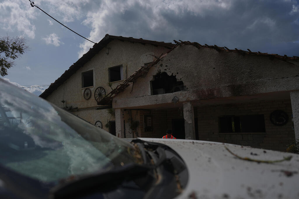 הנזק בכפר יובל באצבע הגליל (צילום: AP Photo/Ariel Schalit) כפר יובל