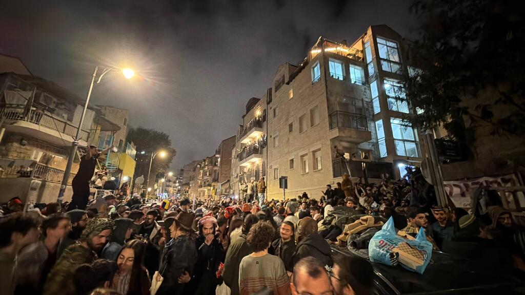 צילום: רועי אלמן חוגגים ברחובות ירושלים בניגוד להנחיות פיקוד העורף