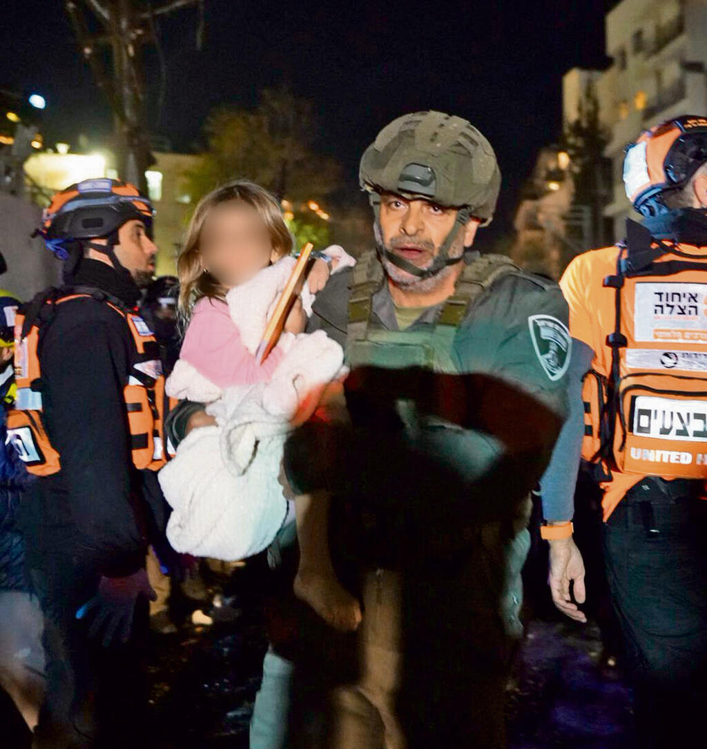 רס"ב דוד רצאבי עם הילדה שחילץ