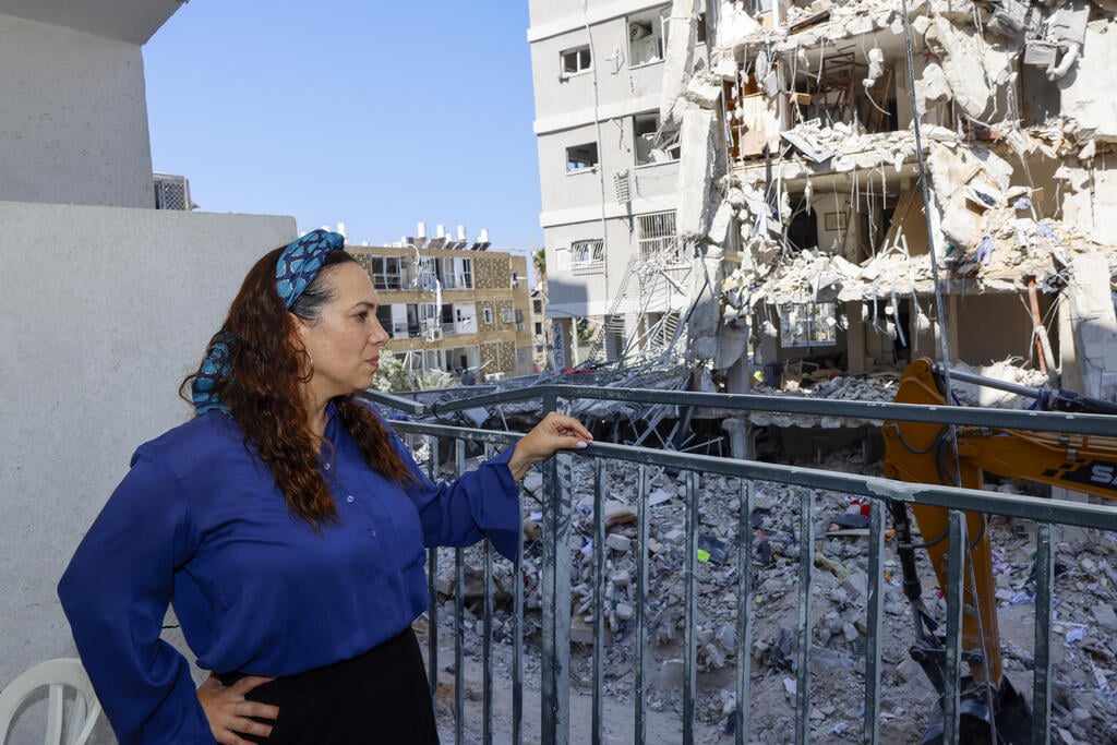 אקשטיין בהריסות בתים בבת ים בעקבות פגיעת טיל איראני במהלך מבצע "עם כלביא"
