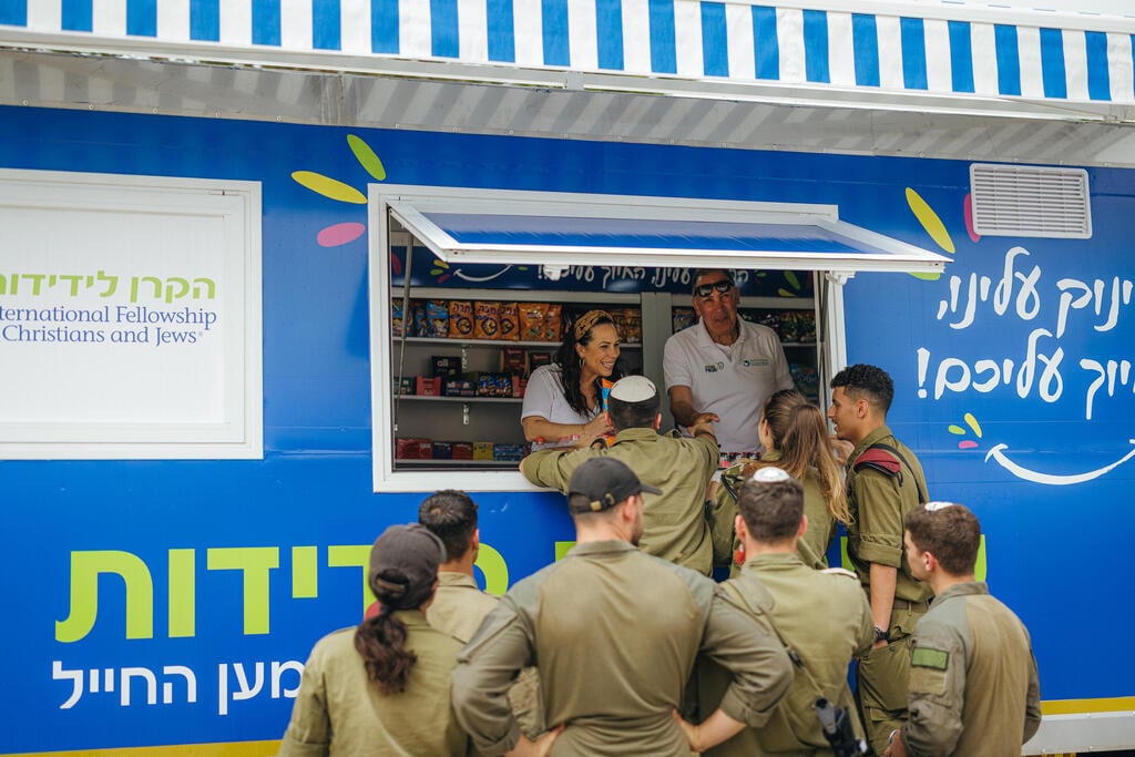 אקשטיין בחלוקת פינוקים לחיילי צה"ל במוצבים