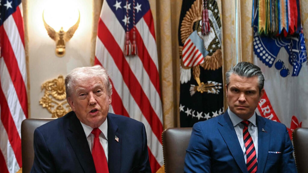 US President Donald Trump and Hegseth (Photo: Brendan SMIALOWSKI / AFP) טראמפ, רוביו והגסת' בישיבת ממשלה