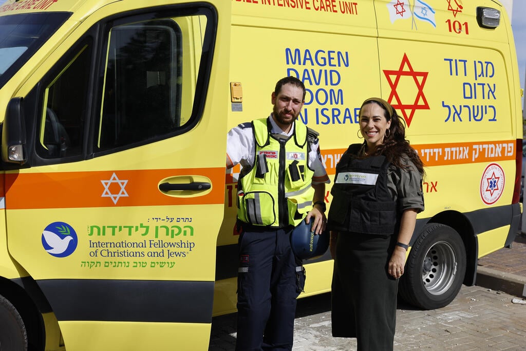 אקשטיין בתרומת אמבולנס ממוגן ירי למד"א בנובמבר 2023
