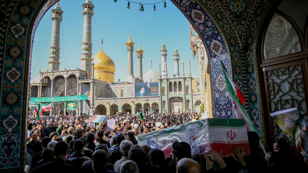 A funeral for one of the war’s dead in Qom (Photo: Mehdi ALAVI / ISNA / AFP) קום