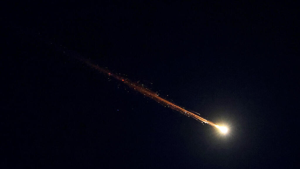 יירוט טיל איראני, אמש (צילום: JACK GUEZ / AFP) שובלי טילים במתקפה האיראנית