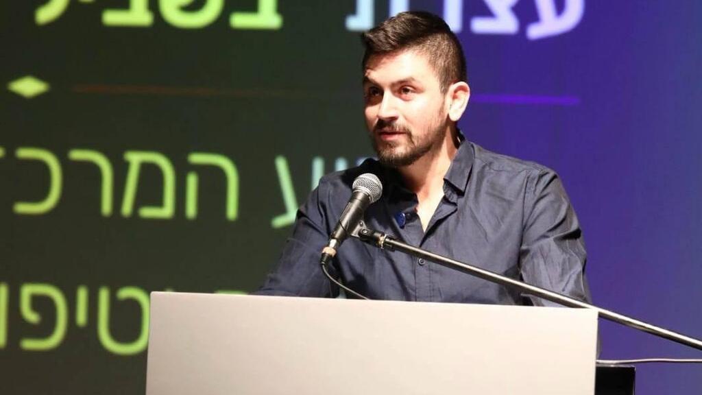 "יש תחושה שפתאום כולם חווים את אותו מתח שאתה חי איתו כל הזמן. זה מנרמל את החוויה האישית". סתיו כהן, יזם בתחום בריאות הנפש (צילום: אלבום פרטי) סתיו כהן, יזם בתחום בריאות הנפש הפועל גם בתחום מניעת האובדנות