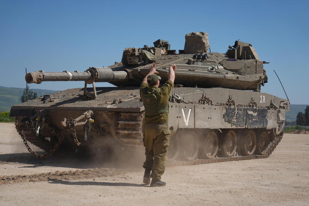 Photo: AP Photo/Ariel Schalit כוחות צה"ל בגבול לבנון
