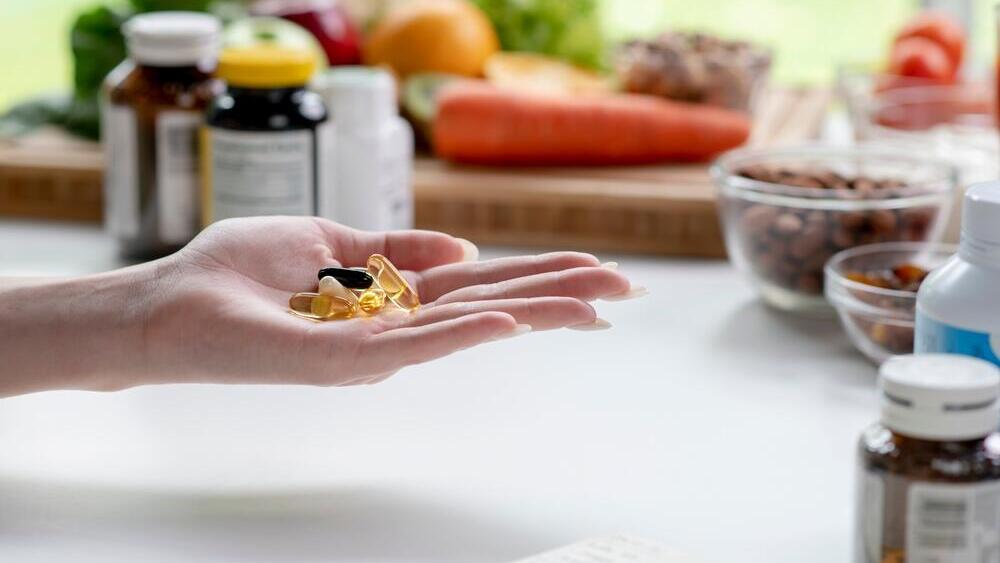 עדיף לשלב תזונה עשירה במזונות מותססים עם תוסף פרוביוטיקה (צילום: Shutterstock) תוספי תזונה, תוספים