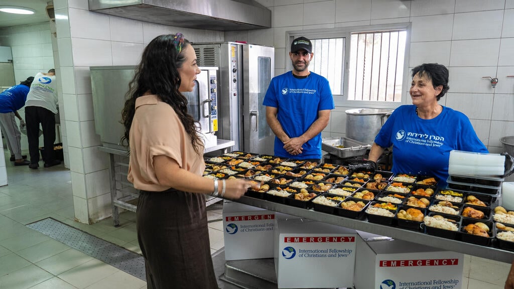 אקשטיין בבית תמחוי בתיה בקריית שמונה, בחלוקת מזון לקשישים שנותרו בעיר