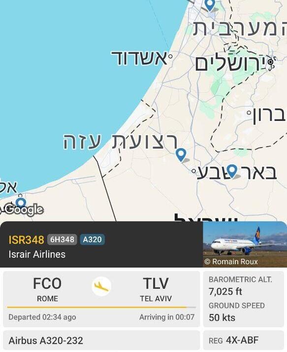 וזו של ישראייר מרומא, מיד אחריה מטוס ישראייר מרומא בדרך לארץ
