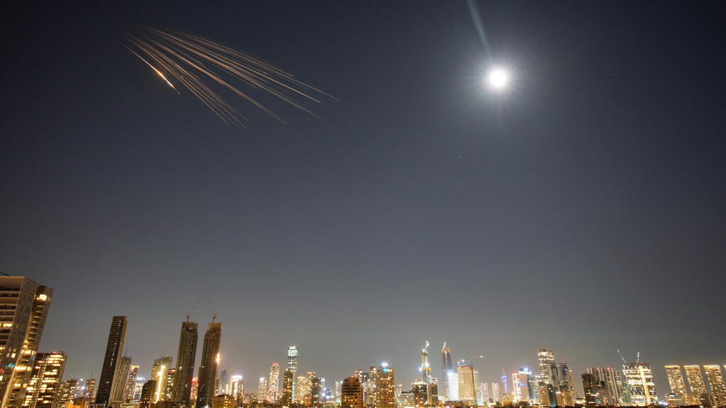 Interception of a cluster missile in central Israel (Photo: AP Photo/Ohad Zwigenberg) יירוט פצצת טיל מתפצל בשמי המרכז