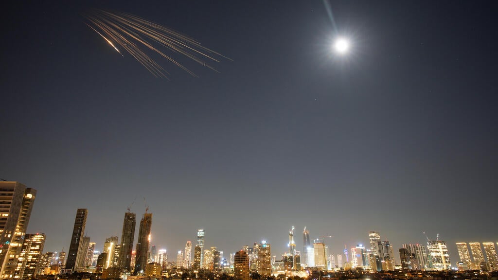 The interception of the missile suspected of carrying a cluster warhead (Photo: AP Photo/Ohad Zwigenberg) יירוט פצצת טיל מתפצל בשמי המרכז