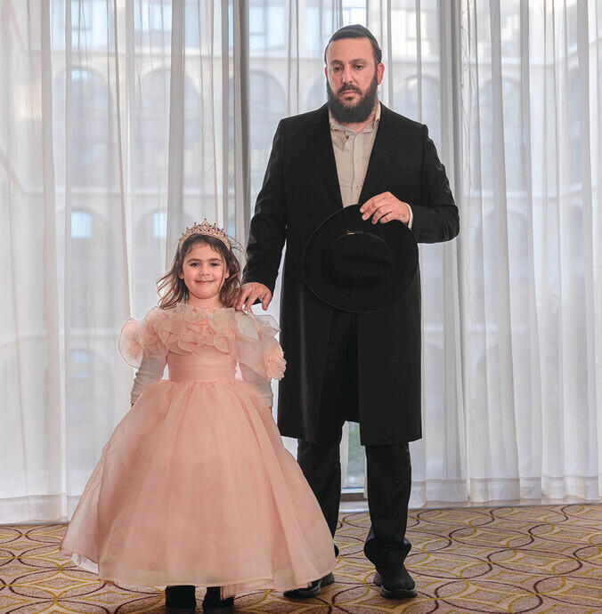 יצחק ביטון עם בתו רחל בת ה־ 4, המחופשת למלכת אסתר. "היא היחידה שנשארה לנו"