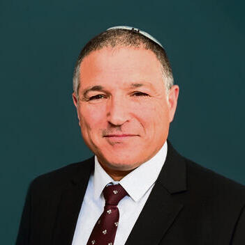 זיני. לא תפאורה | צילום: קובי קואנקס