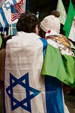 אב ובנו עטופים בדגל ישראל ובדגל איראן של לפני המהפכה בהפגנה בניו־יורק השבוע | צילום: אלכס פרפורי