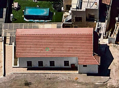 בית הכנסת לפני פגיעת הטיל. נפער בור