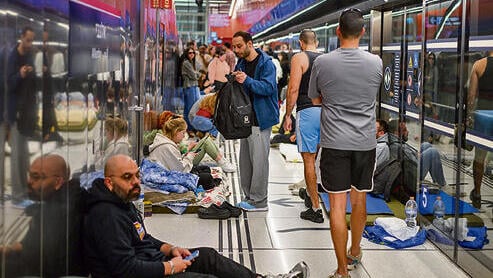 חניון הרכבת הקלה בתל אביב הפך למקלט המוני ׀ צילום: Alexi J. Rosenfeld /גטי אימג'ס