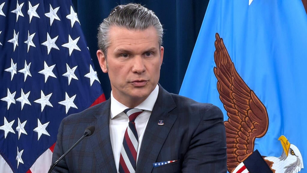 Defense Secretary Pete Hegseth (Photo: Konstantin Toropin/AP) מזכיר ההגנה של ארצות הברית פיט הגסת'
