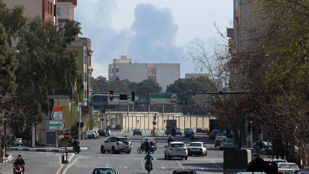 Checkpoints and searches on the roads (Photo: AFP) רחובות טהרן איראן