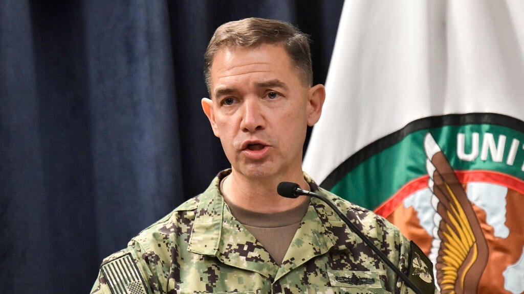 אדמירל בראד קופר, מפקד CENTCOM. תדרך את טראמפ יומיים לפני פרוץ המלחמה (צילום: Octavio Jones/AFP) אדמירל בראד קופר, מפקד פיקוד המרכז של צבא ארצות הברית