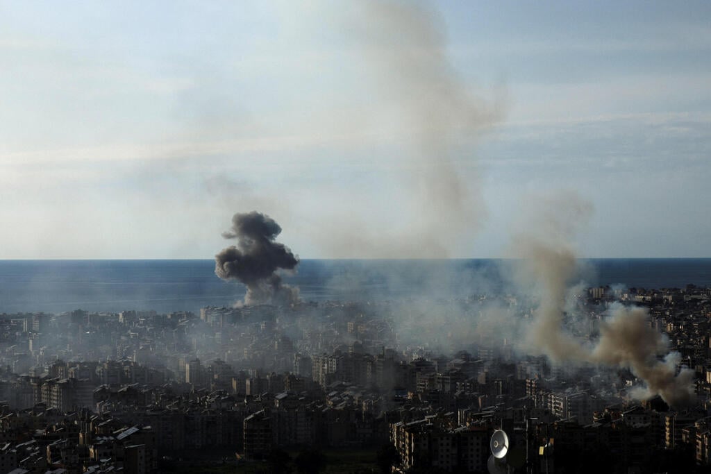 Photo: REUTERS/Khalil Ashawi תקיפות בדאחייה ביירות