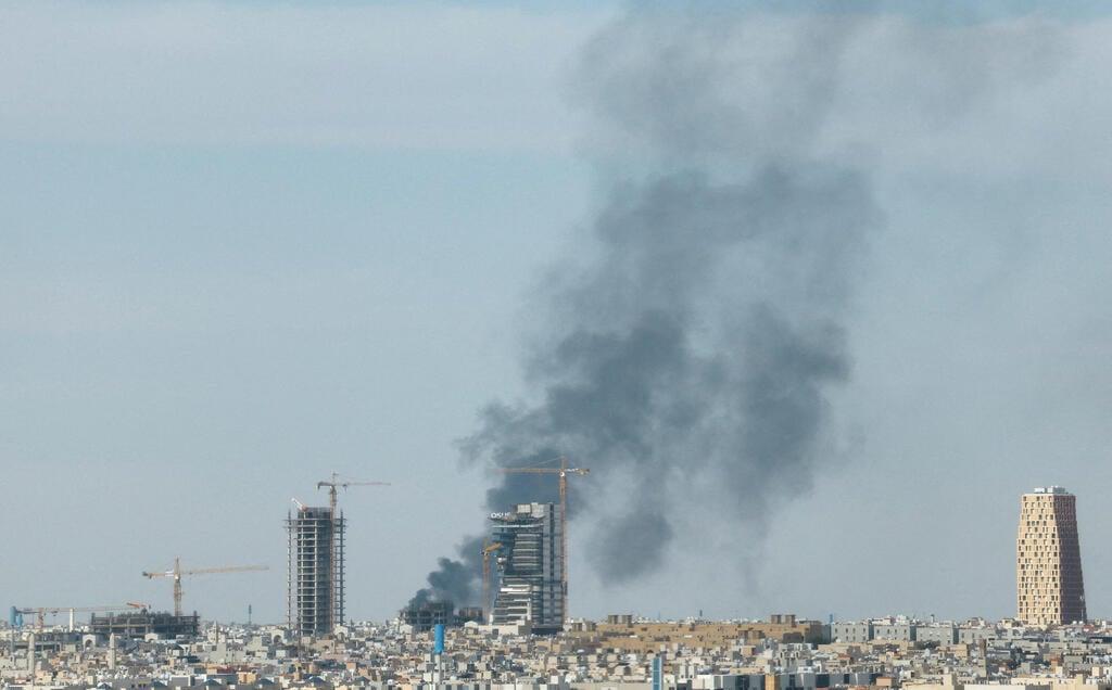 Photo: Stringer/Reuters עשן מיתמר לאחר תקיפה איראנית בסעודיה