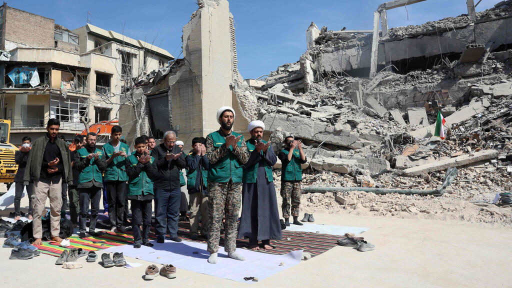 Basij members pray in the Iranian capital (Photo: AFP) אנשי בסיג' מתפללים טהרן איראן