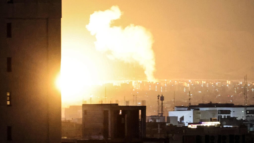 A strike in Tehran (Photo: ATTA KENARE / AFP) תיעוד תקיפה ב טהרן איראן