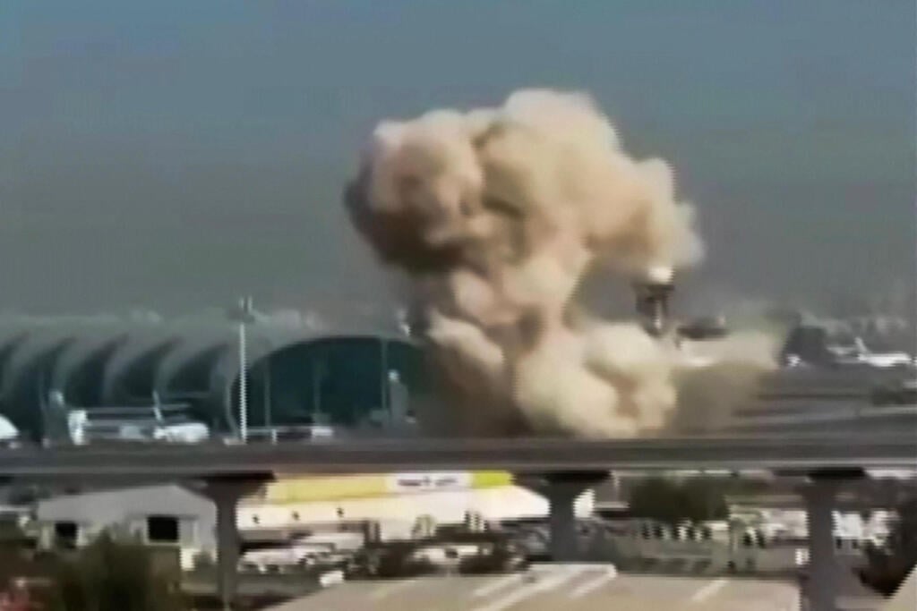 תקיפה קודמת בנמל התעופה בדובאי. הפעילות האווירית נמשכת כסדרה (צילום: AFP - SOURCE: UGC / UNKNOWN) דובאי עשן נמל תעופה תקיפה איראן