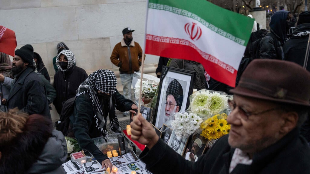 Protesters chanting 'Death to America, death to Israel' (Photo: Yuki Iwamura/ AP) ניו יורק ארה"ב טקס זיכרון ל עלי חמינאי