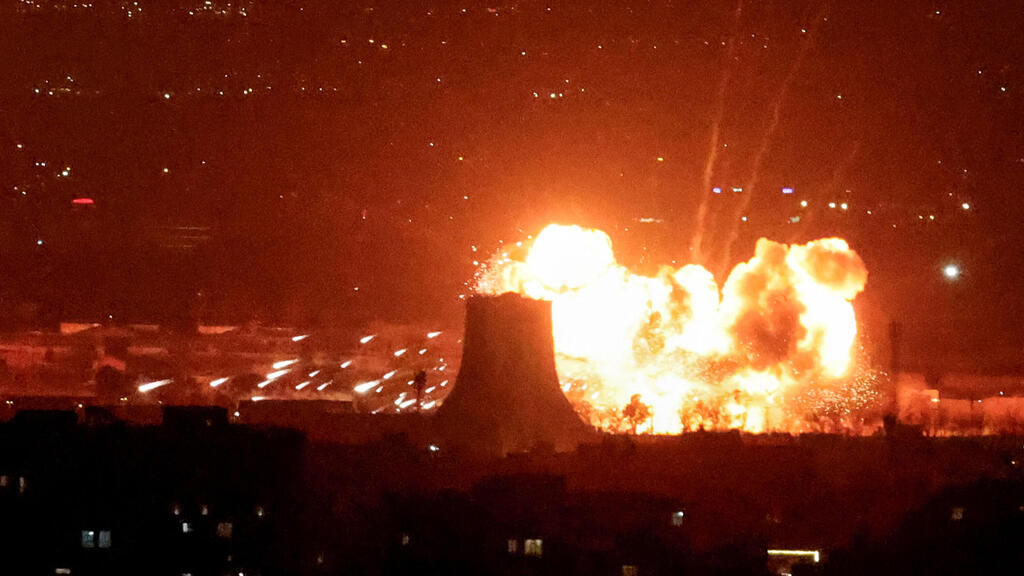 תקיפת מאגר נפט בטהרן (צילום: ATTA KENARE / AFP) תקיפות בטהרן