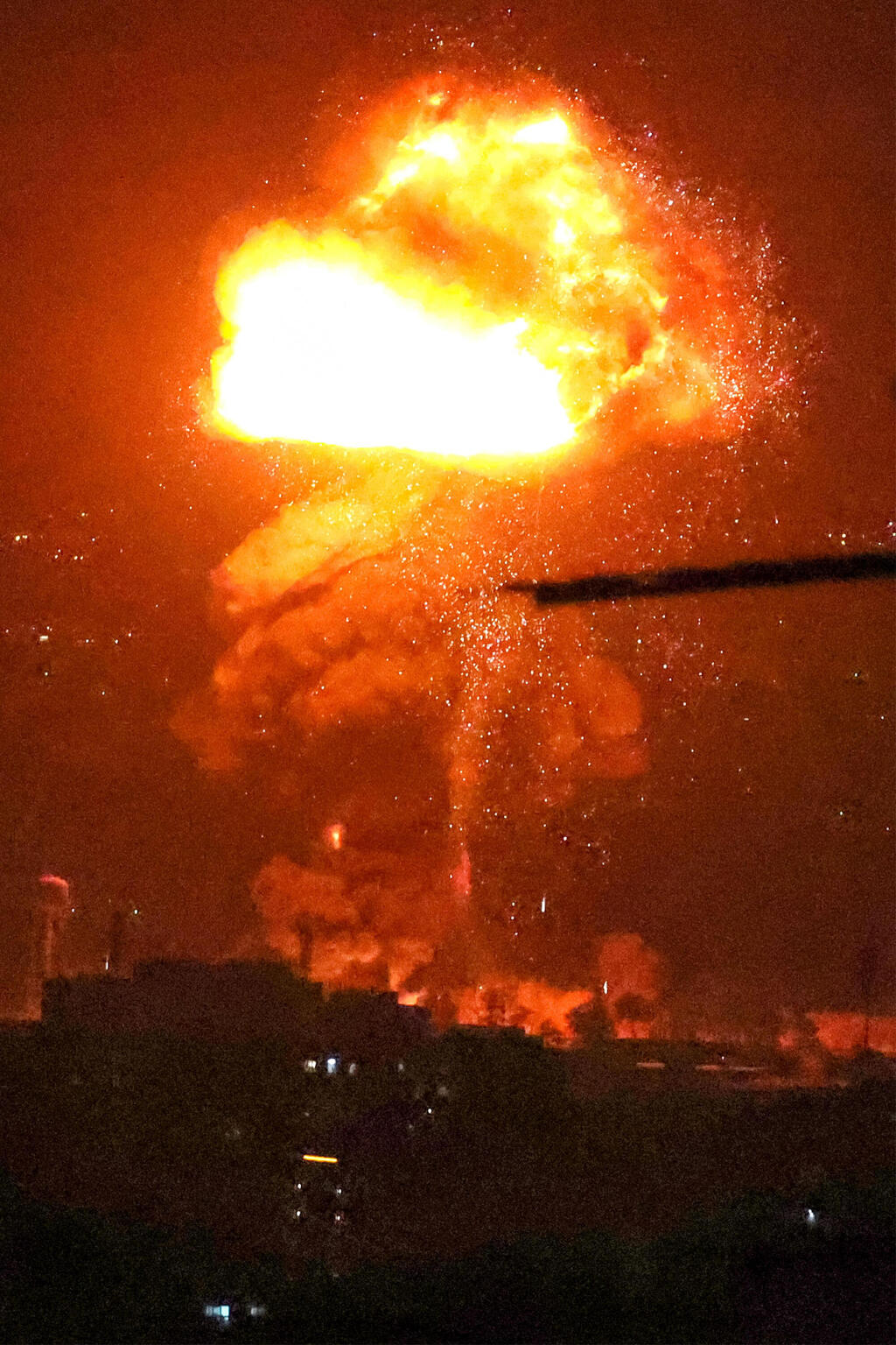 להבות ענק בטהרן שלשום, אחרי שחיל האוויר תקף מאגרי נפט (צילום: ATTA KENARE / AFP) תקיפות בטהרן