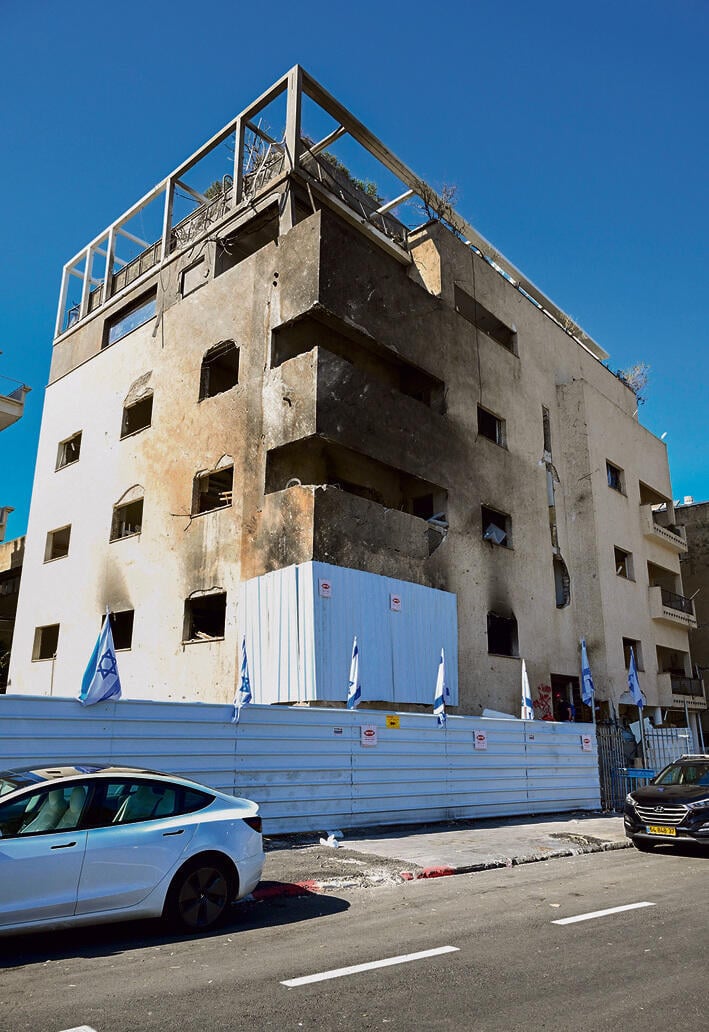 Missile impact sites in Tel Aviv (Photo: Kobi Kuankas) זירות נפילה בתל־אביב. "פחד הוא דבר טבעי, אבל הרגש לא מנהל אותנו", מספרים החבלנים