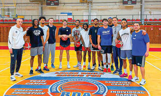 השחקנים הזרים בבלגרד עם המאמן עודד קטש