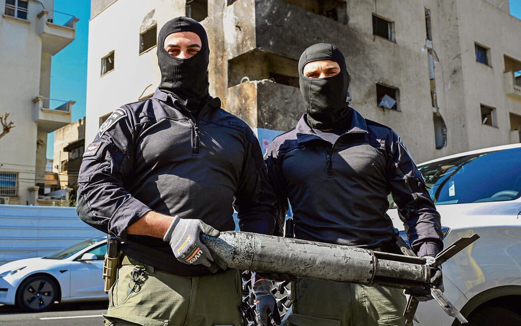 Bomb technicians R. and S. 'Saving lives is our profession' (Photo: Kobi Kuankas) החבלנים ר' וש'. "הצלת חיי אדם זה המקצוע שלנו"