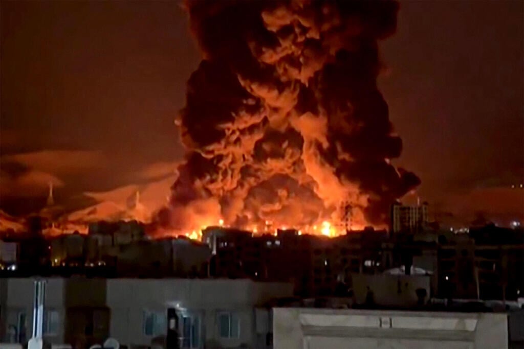אש בטהרן (צילום: AFP - SOURCE: UGC / UNKNOWN ) טהרן