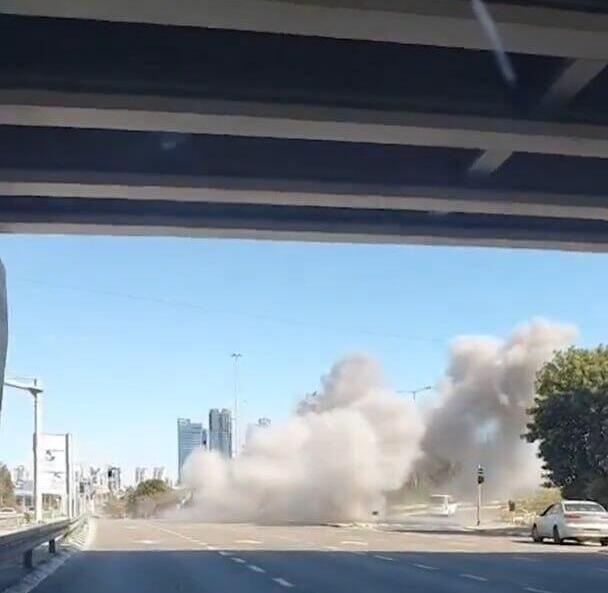 תיעוד מתחת לגשר, מרגע הנפילה בפתח תקווה (צילום: הילה כלף) תיעוד מרגע הנפילה בפתח תקווה