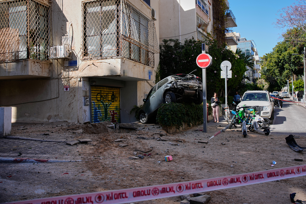 זירת הנפילה בתל אביב (צילום: AP Photo/Ohad Zwigenberg) זירת הנפילה בתל אביב